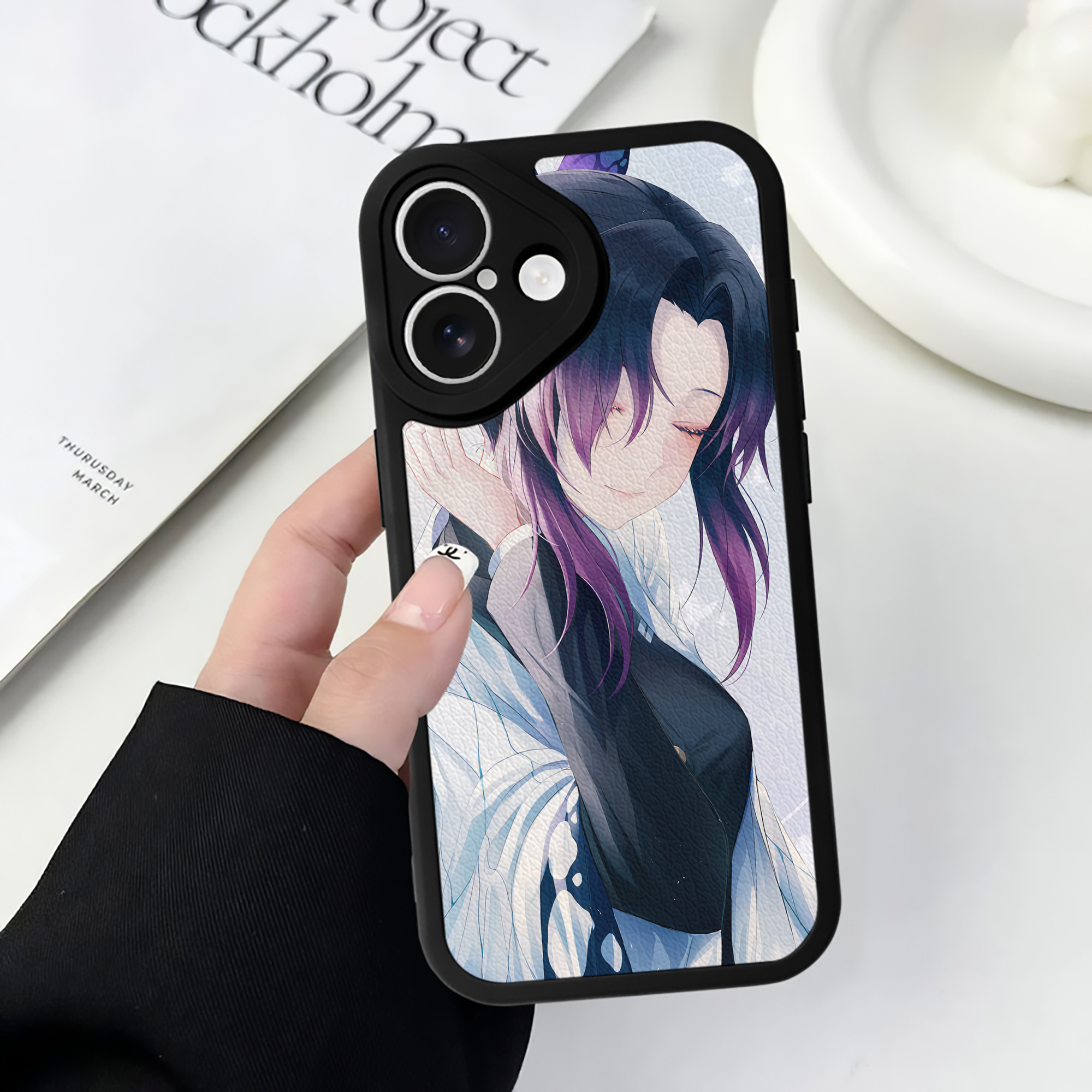 （画像用） 鬼滅の刃（きめつのやいば）蟲柱-胡蝶 しのぶ／こちょう しのぶ Kochou Shinobu 【iPhone 16シリーズ対応】シリコンスマホケース（レザー調） 材質：シリコン